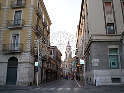 Calle céntrica de Foggia con la catedral al fondo