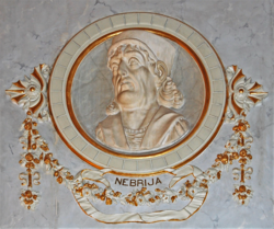Placa conmemorativa de estuco dedicada a Antonio de Nebrija.