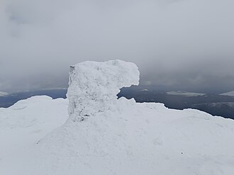 Vértice geodésico de la cima de Peñalara en invierno.