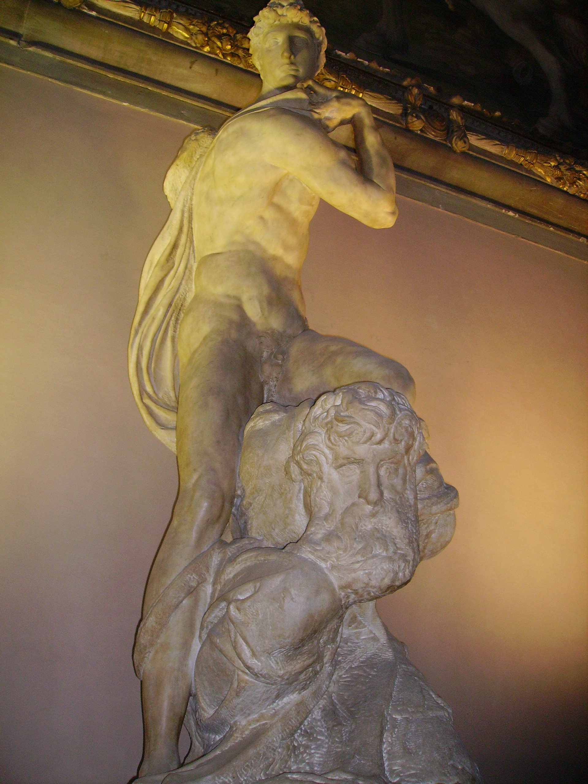 Escultura de mármol El Genio de la Victoria de Miguel Ángel exhibida en el Palacio Viejo