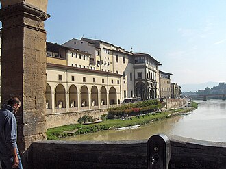 Un tramo del corredor vasariano visto desde el Ponte Vecchio