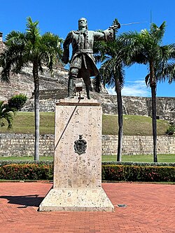 Estatua dedicada al almirante español Blas de Lezo en los alrededores del castillo