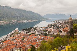 Perspectiva elevada de Kotor y su bahía desde las murallas.
