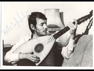Fotografía de 1975 de Fabrizio De André tocando un laúd antiguo alemán.
