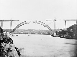 Construcción histórica del Puente Maria Pia entre Gaia y Oporto