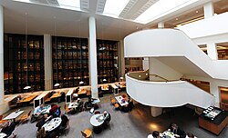 Interior de la Biblioteca Británica mostrando el área de la King's Library.