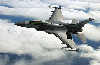 Un F-16C Fighting Falcon en vuelo