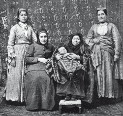 Cinco generaciones de una familia armenia