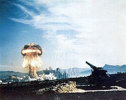 Artillería con bomba nuclear de 15 kilotones, disparada desde un cañón de 280 mm el 25 de mayo de 1953 en el Campo de Pruebas de Nevada (EE. UU.).