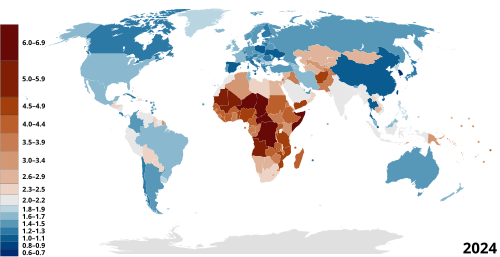 Mapa mundial que muestra las variaciones en la tasa de fertilidad por países.