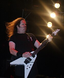 Gary Holt interpretando su guitarra en el Festival Internacional Altavoz en el año 2009