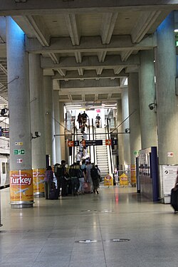 Estación de tren situada bajo la terminal del aeropuerto