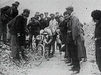 Eugène Christophe reparando su bicicleta en una carretera