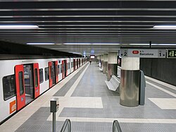 Tren de la línea S1 preparado en la estación con dirección a Barcelona