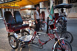 Bicitaxis operando en Cuba