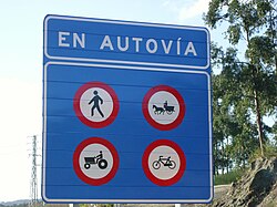 Cartel de restricción de tráfico en autovía