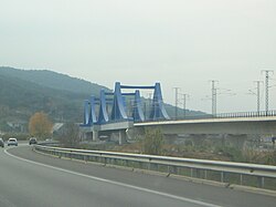 Puente de la línea de alta velocidad cruzando sobre la autopista AP-7.