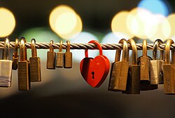 Corazón rojo estilizado