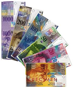 Billetes de francos suizos de diferentes denominaciones.