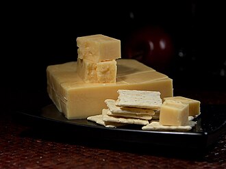 Fotografía clásica de una pieza de queso Edam con su característica cobertura de cera roja