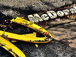 Representación conceptual de arcos de McDonald's caídos