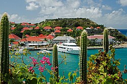 Edificaciones y entorno costero en Gustavia, San Bartolomé