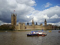 Fachada del Palacio de Westminster, sede oficial del Parlamento del Reino Unido.