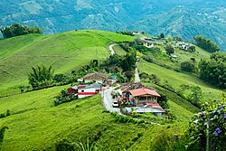 Paisaje montañoso característico de la zona cafetera.