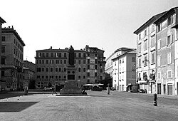 Aspecto del Campo de' Fiori en un día sin actividad de mercado