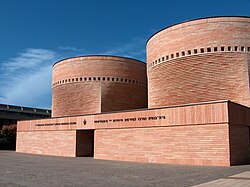 Sinagoga Cymbalista en la Universidad de Tel Aviv con volumetría que evoca los rollos de la Torá.