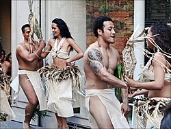 Bailarines interpretando una danza tradicional