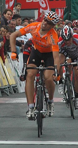 Koldo Fernández de Larrea celebrando la victoria en una etapa de la Bicicleta Vasca 2008