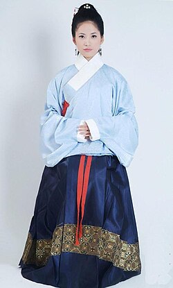 Niña vestida con indumentaria tradicional de la etnia han en China.