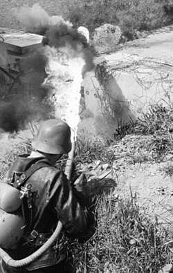 Soldado alemán operando un lanzallamas en 1944