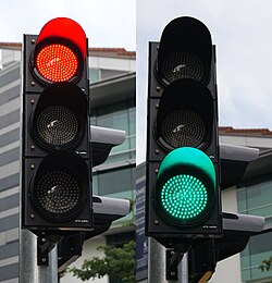 Semáforo en una intersección urbana