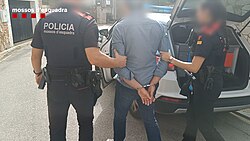 Agentes de los Mozos de Escuadra realizando una intervención operativa
