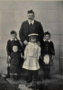 Eduardo y cuatro de sus nietos en 1902