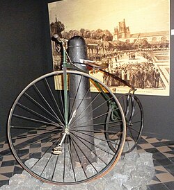 Biciclo construido por Eugène Meyer hacia 1870 y exhibido en el Wielermuseum de Roeselare, Bélgica.