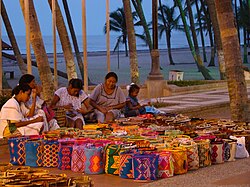 Artesanías y tejidos wayús expuestos para la venta en Riohacha.