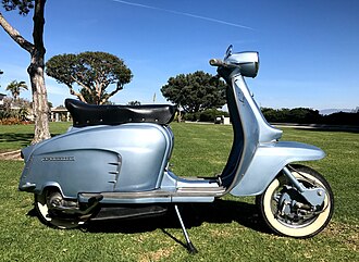 Vista lateral de una motoneta Lambretta clásica