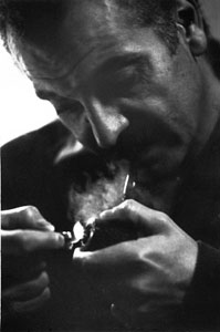 Georges Brassens con su característica pipa en 1964