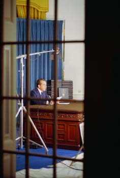 Nixon dando un discurso televisado sobre la publicación de transcripciones