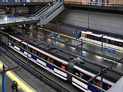 Andenes del Metro de Madrid en la estación de Príncipe Pío