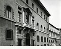 Otra perspectiva de la fachada del palacio documentada por Paolo Monti en 1979