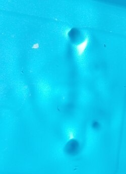 Medio anillo de vórtice en el agua
