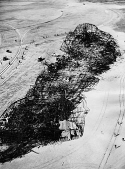 Restos calcinados del esqueleto del LZ 129 Hindenburg tras el accidente