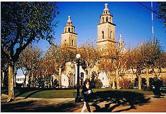 Plaza de los Treinta y Tres Orientales y la catedral en San José de Mayo