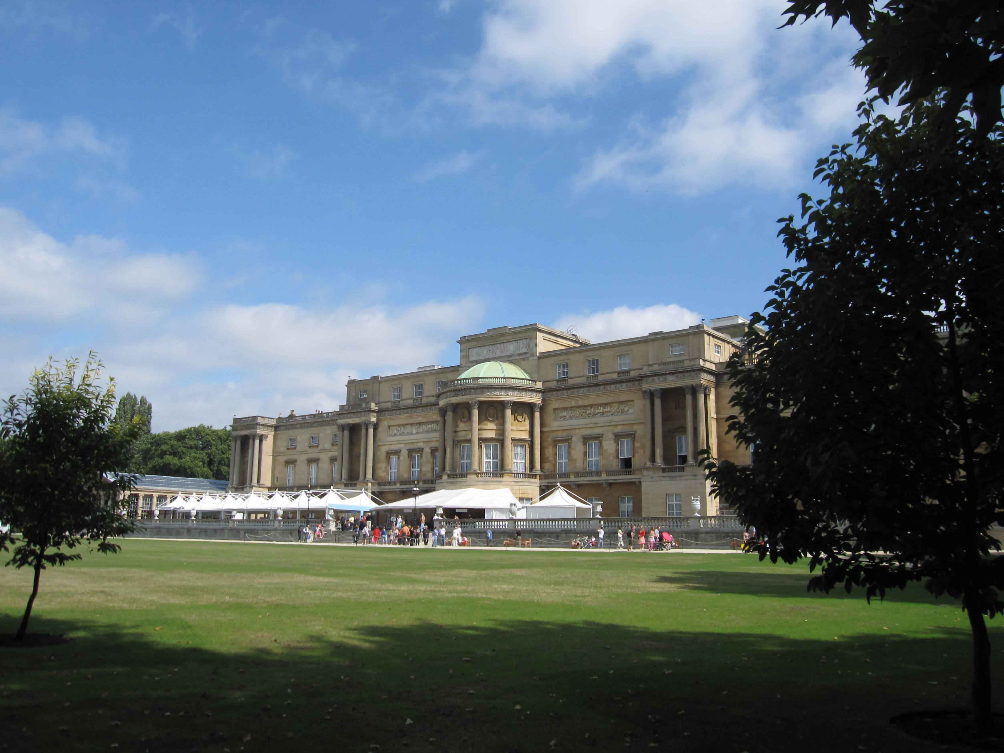 Fachada occidental del Palacio de Buckingham vista desde el jardín