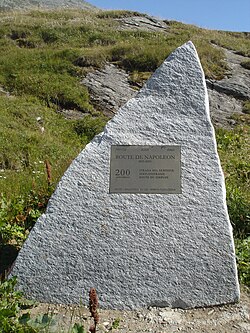 Placa conmemorativa de piedra dedicada a los doscientos años de la apertura de la carretera.