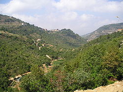 Paisaje montañoso con un valle verde en las montañas Chouf en Líbano